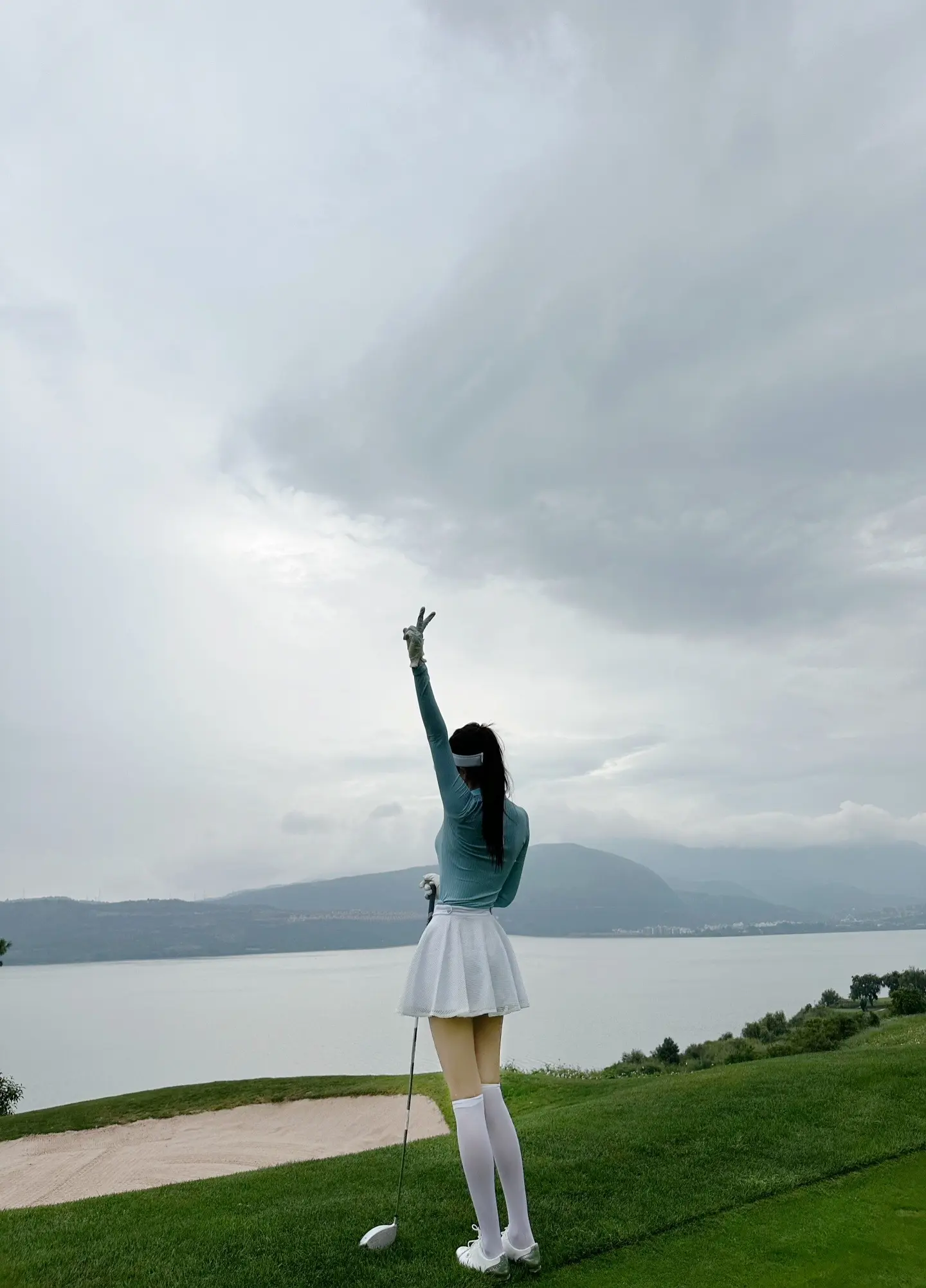 阴天.傍晚.车窗外.