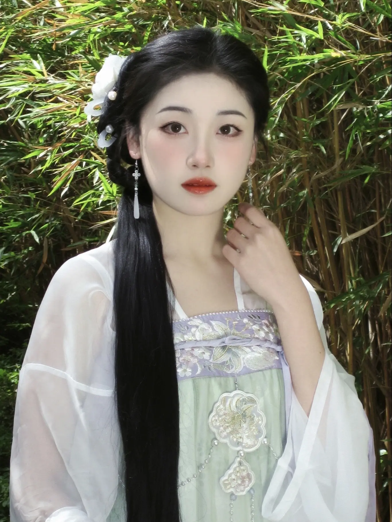 欲问行人去那边，眉眼盈盈处。