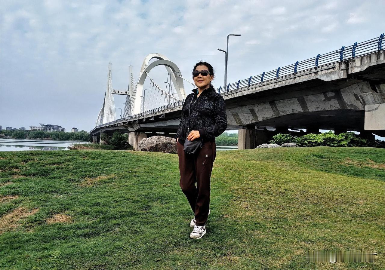 求下联
夏日夏炙热。