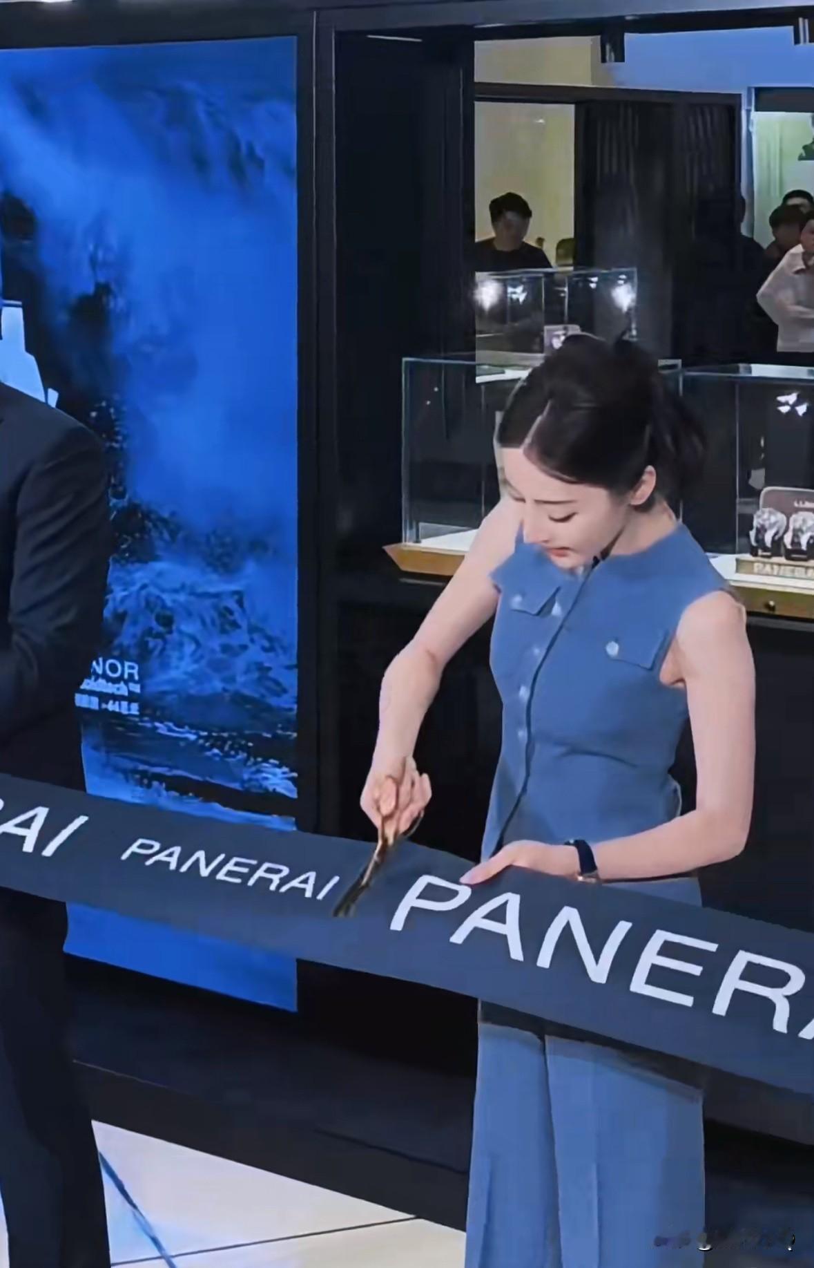 这才是剪彩的正确打开方式，其他明星真应该好好学学。

热巴参加品牌剪彩，一气呵成