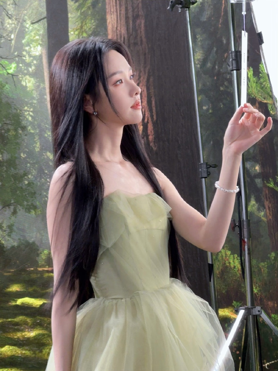 陈都灵绿色薄纱裙  陈都灵绿色薄纱裙造型，简直美得不可方物！！ ​​​