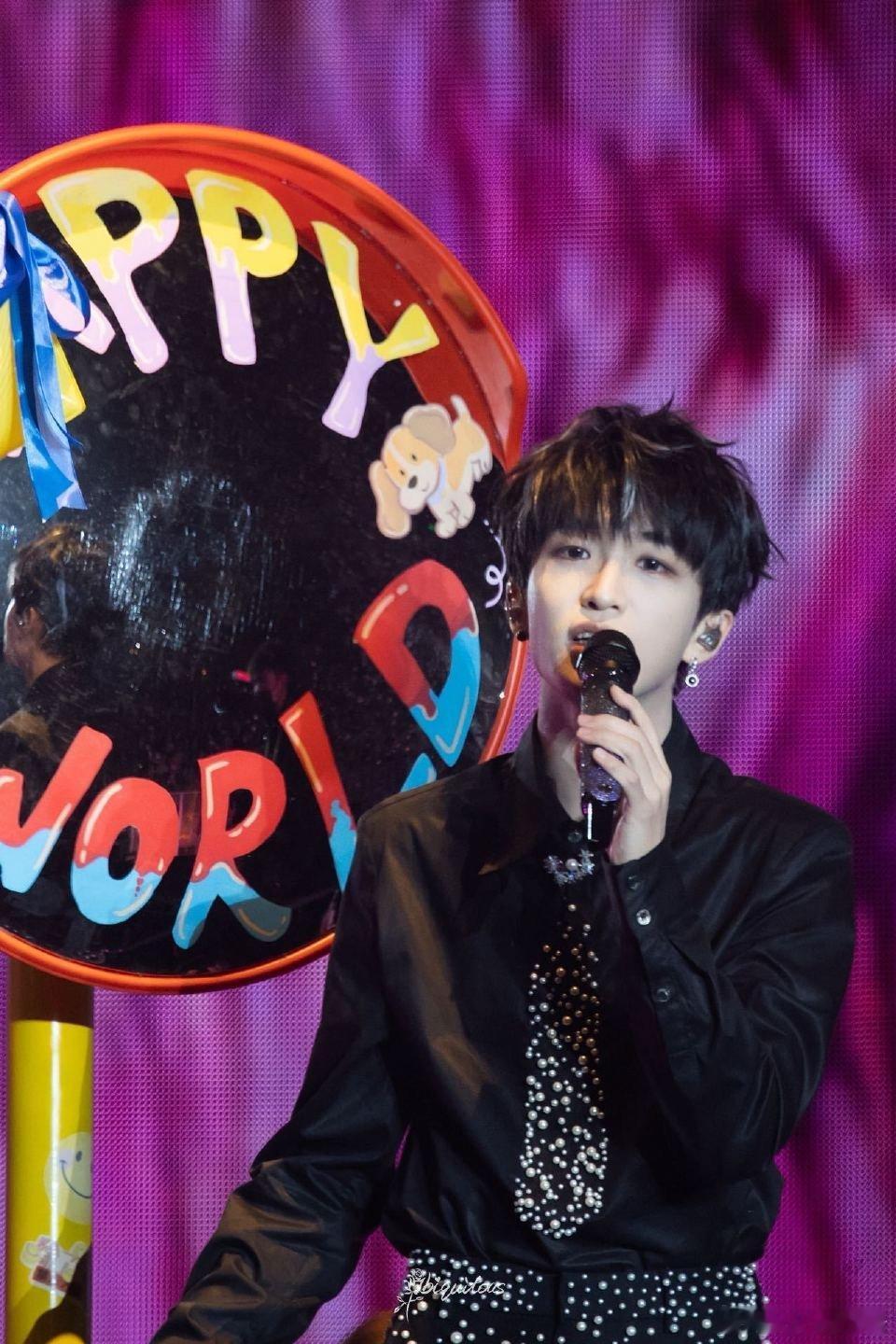 黄子弘凡长沙演唱会黄子弘凡把细腻的情感唱进歌里真的太会诠释了《爱与欠》是黄子弘凡