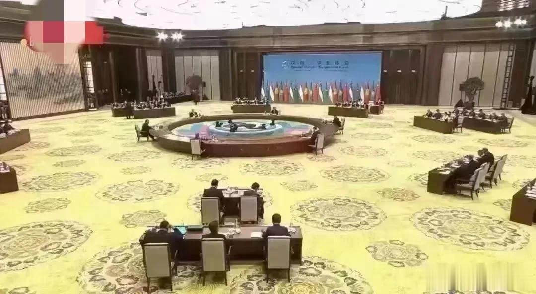 大格局透露出大叙事，擘画新蓝图，开启新道路。
