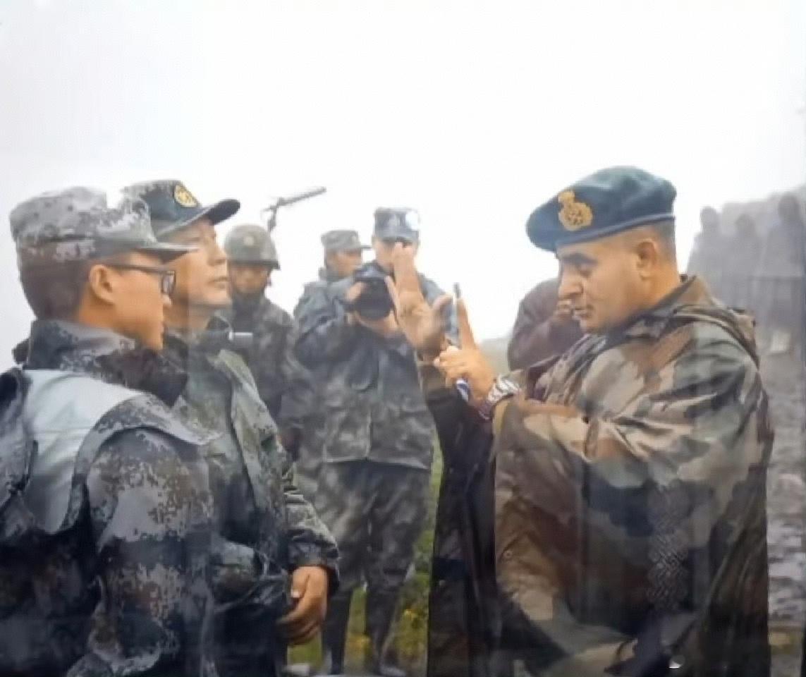 17年中印洞朗对峙新照片，双方披着雨衣，在山脊线面对面排成人墙洞朗对峙，我们也是