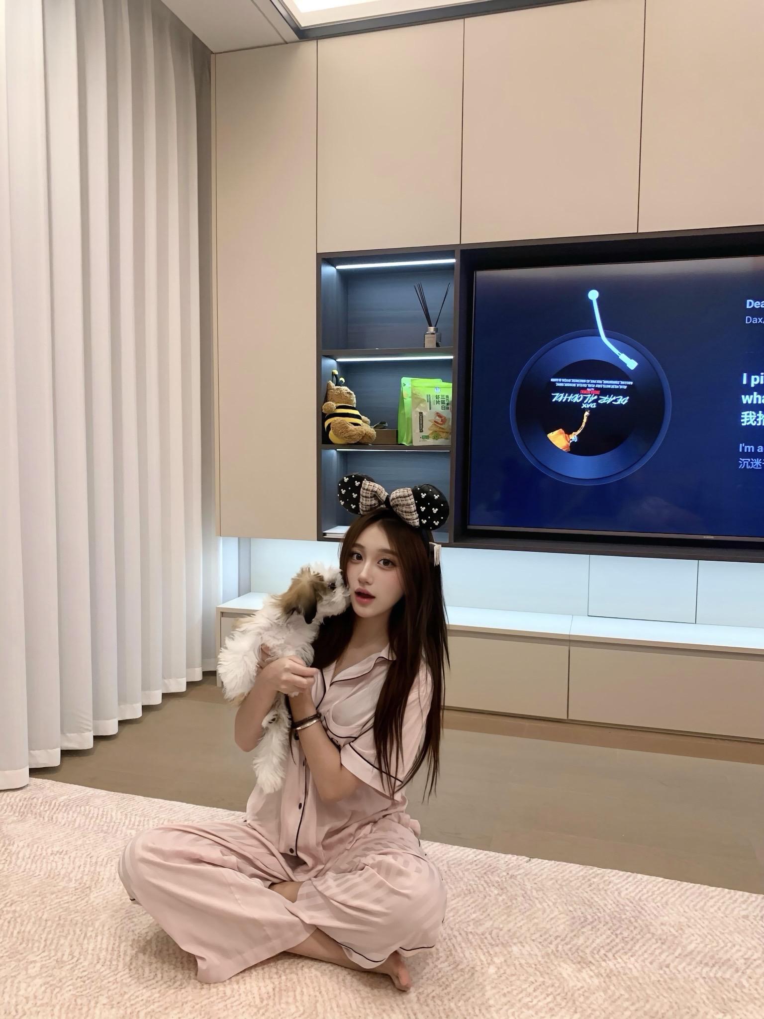一起养小狗小猫都可以 反正家里面最可爱的是我