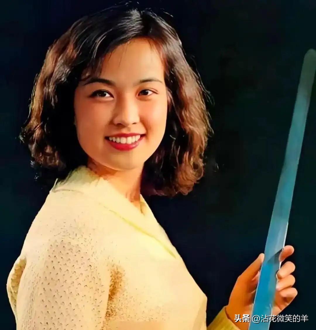 75岁的“庆奶奶”，短剧里挑战饰演少女，又被骂惨了。哎，真不必骂她，一则她没违法