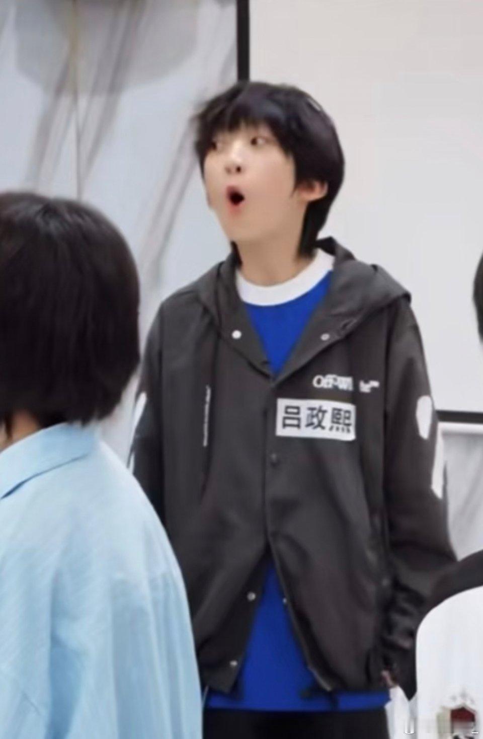 小表情很丰富的一枚小丸子 ​​​