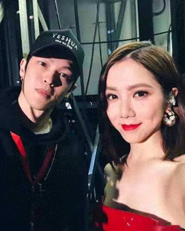 邓紫棋被曝纽约低调完婚，八年恋爱情况引热议