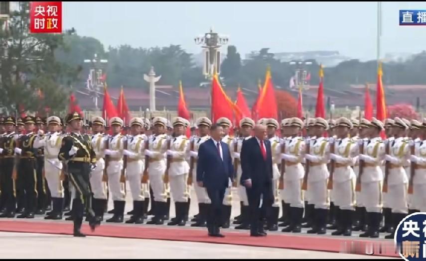 特朗普对中国仪仗队竖起大拇指！

美国这次被中国的欢迎仪式深深震撼到了！

中国
