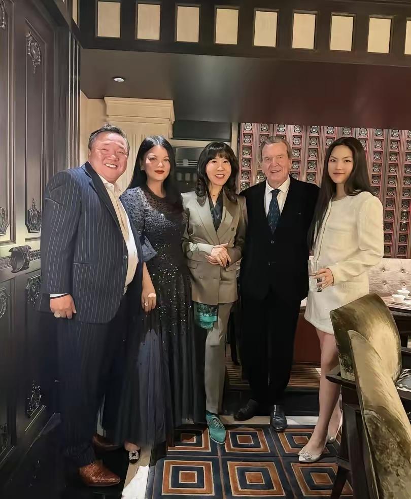  
李湘好久没露面，一出手就是王炸。
10月24号突然发了一条："欢迎德国前总理