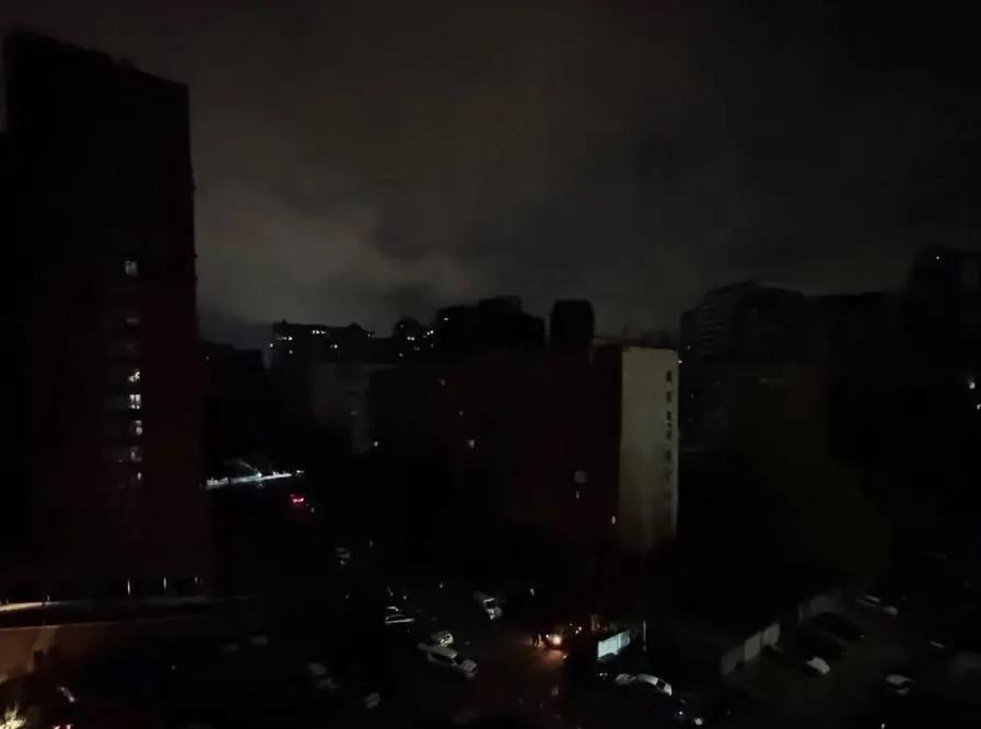 昨晚，乌克兰首都霍洛西夫斯基区、舍琴基夫斯基区和佩切尔斯基区部分地区停电，基辅地