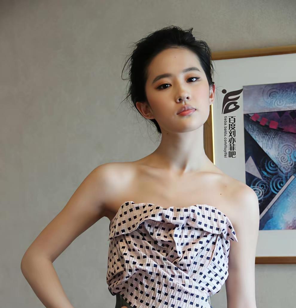 刘亦菲｜青丝绾发，东方风骨尽显。
 
乌黑长发轻轻挽起，简约盘发利落雅致，完美露