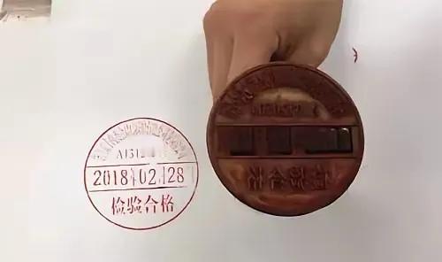 猪肉章盖在人的皮肤上为啥很难清洗？
近日，一个朋友听说，猪肉章盖在身上很难清洗，