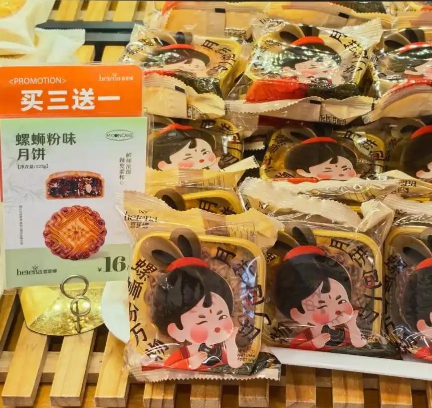 月饼这个行当就很奇怪，明知道大家都不喜欢吃又甜又腻的口味，但几十年如一日的坚决不