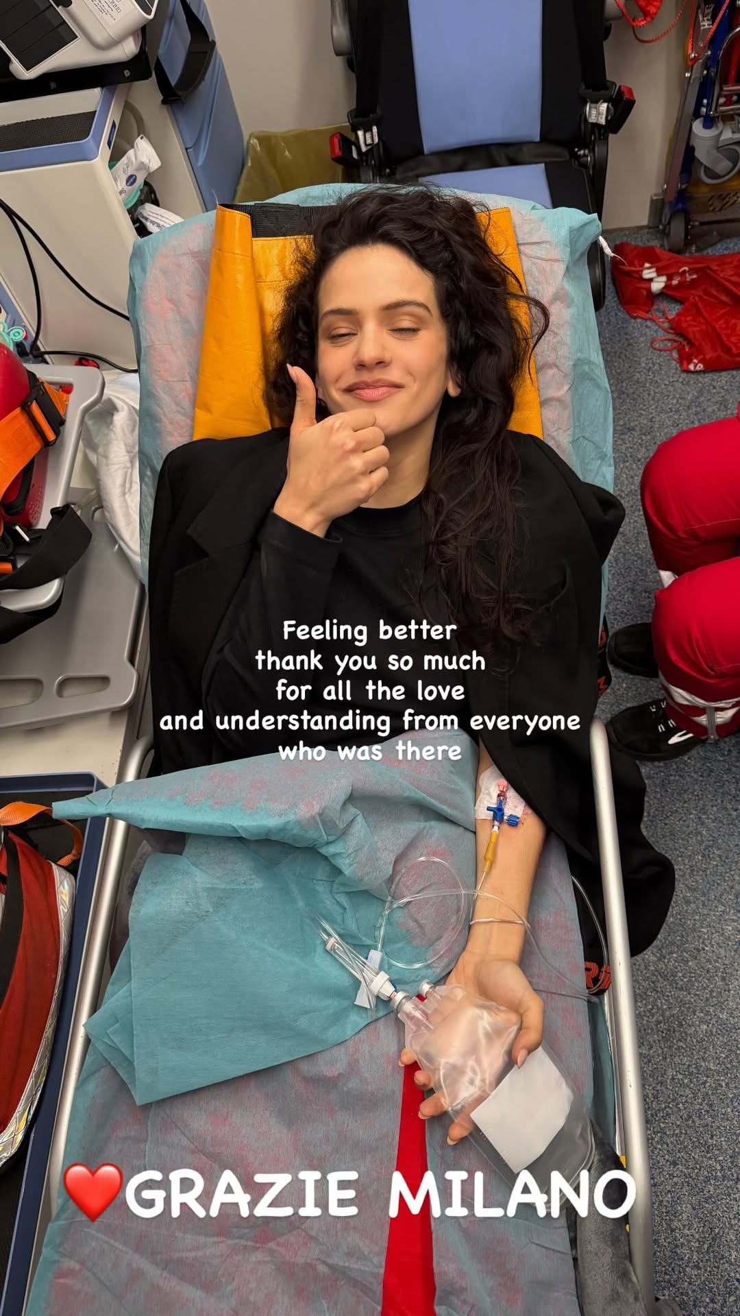 ROSALÍA自曝生病输液新照！她昨天在米兰演唱会进行到一半时因食物中毒被迫中断