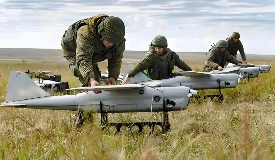 别看美国嘴上嫌弃乌克兰，此前特朗普还在放狠话“不需要乌克兰帮防空”，转头就把乌克