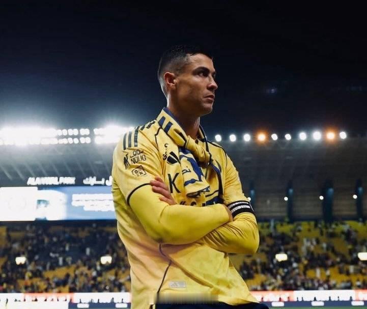 回归有望?沙特记者:C罗入选了胜利客战哈萨征服的大名单2月13日讯据沙特记者阿里