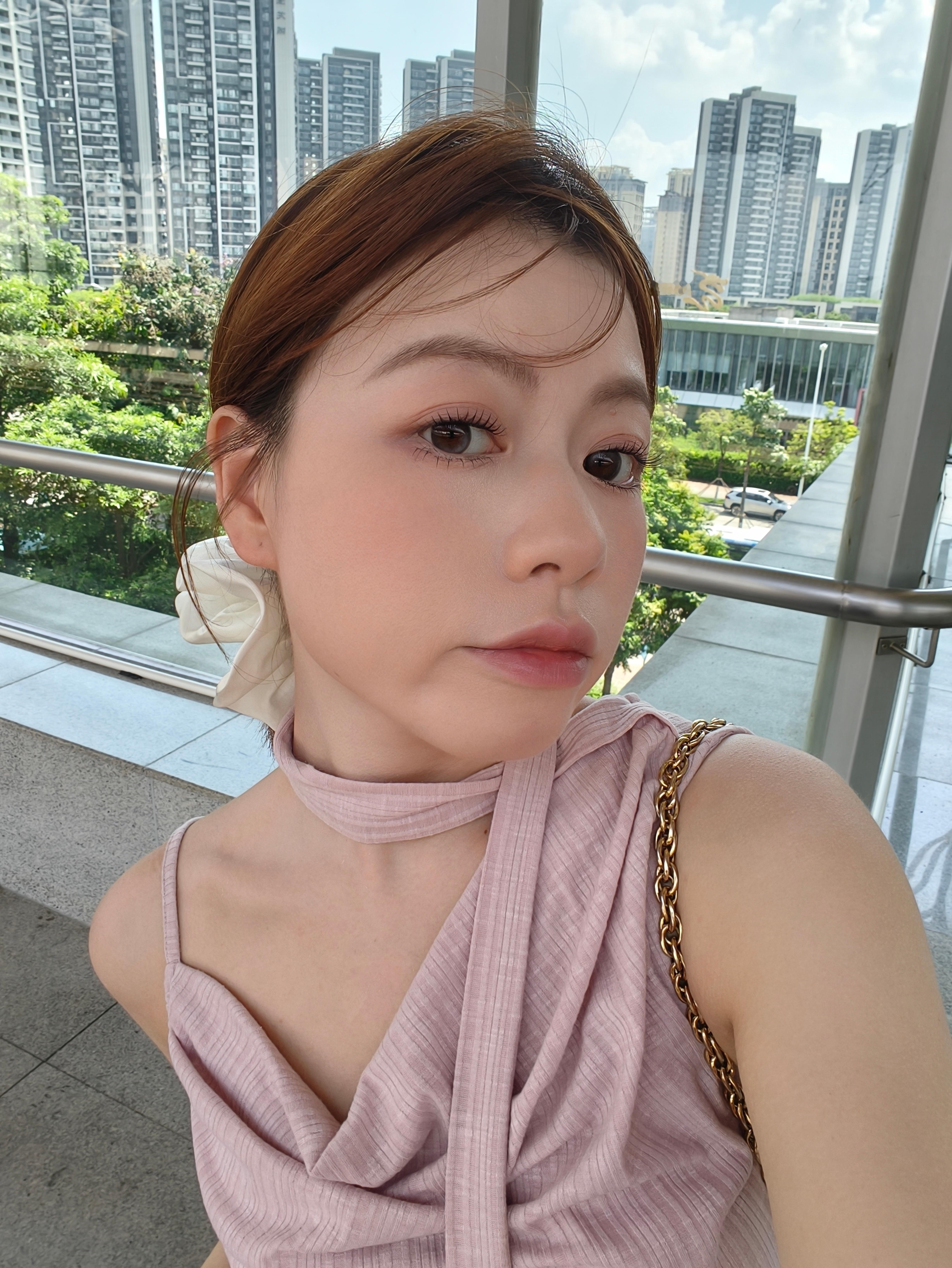 最近的出差频率加上这高温这皮肤是不能看了[笑cry]凑合着打个底贴个睫毛叭 ​​