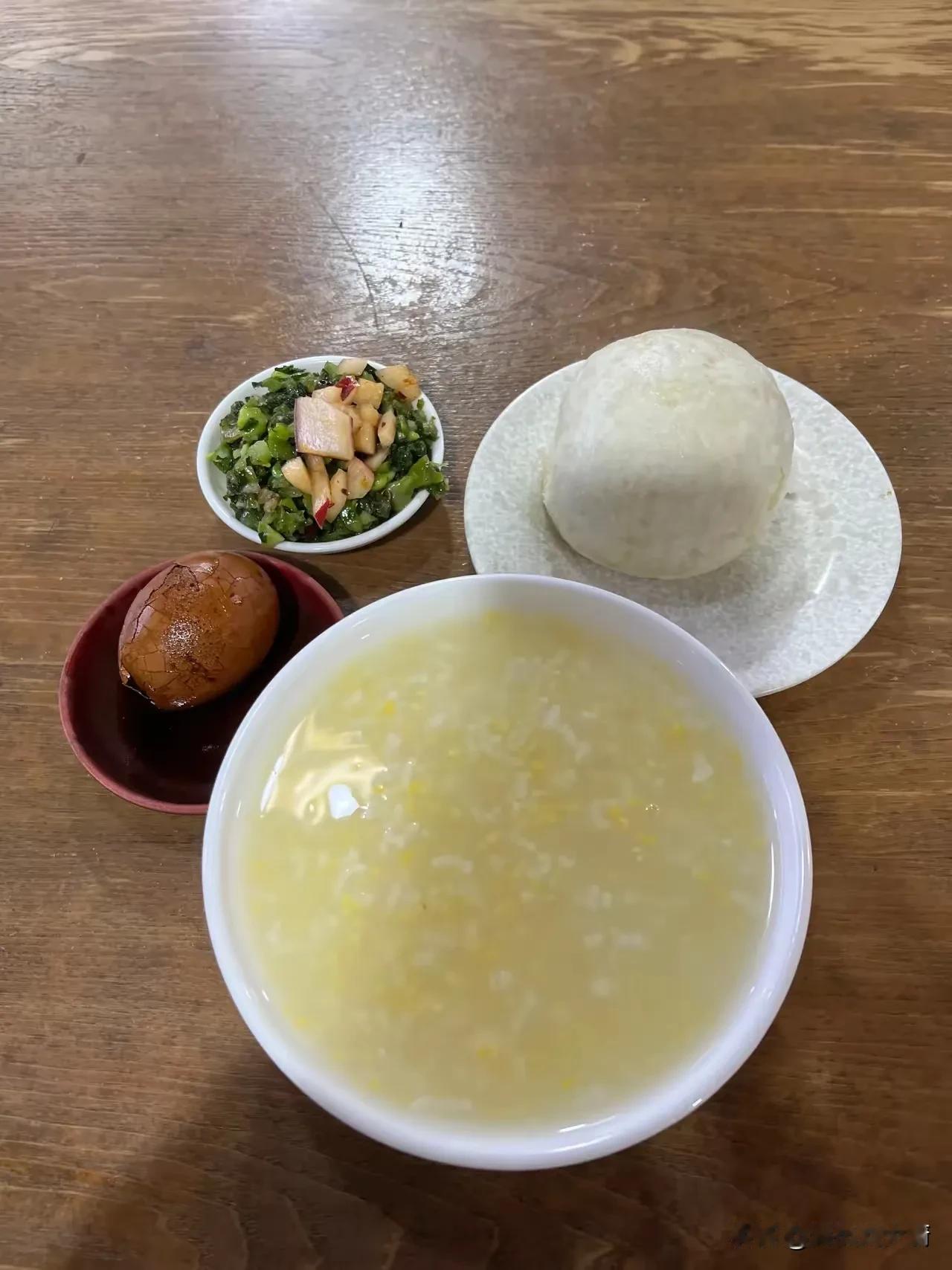 今天看头条的时候，一个网友晒出了他在外面吃的早餐（图一），说是①碗玉米糊，一个馒