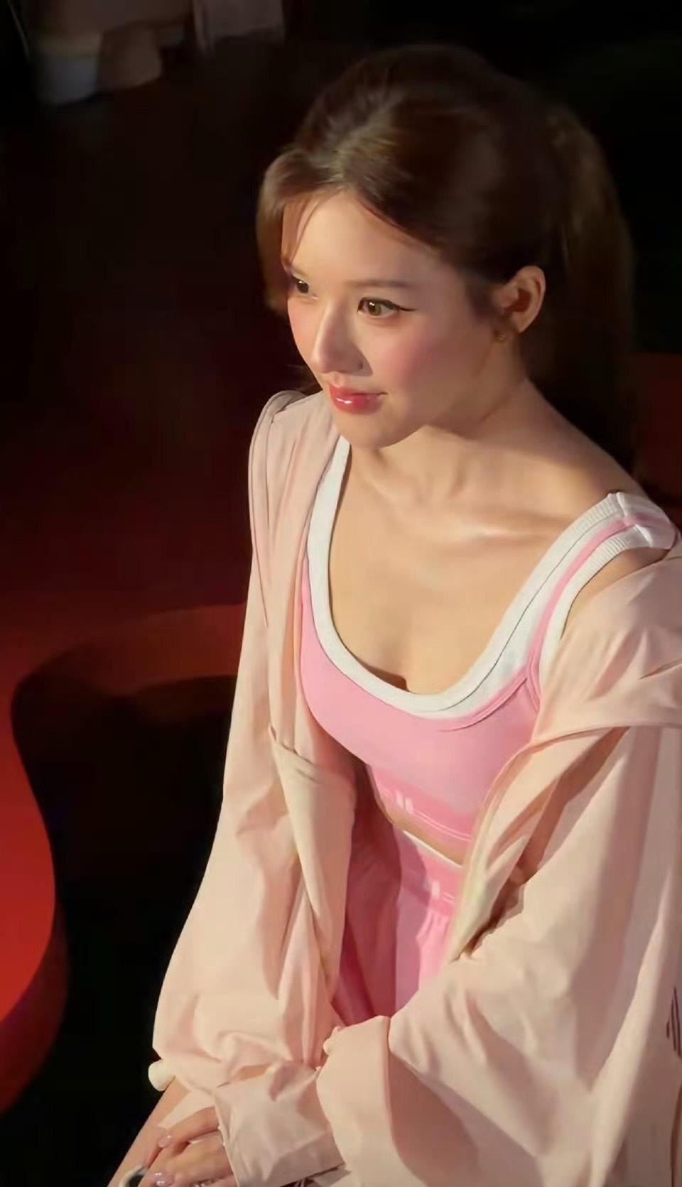 赵露思最近的长相怎么感觉又变好看了，差点认不出来 ​​​