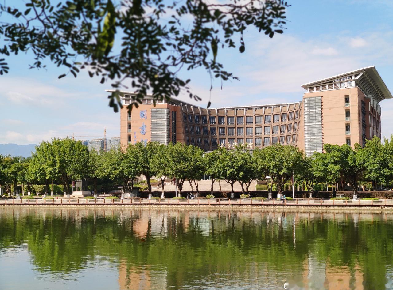 百年学府，文脉悠长，桃李书香誉四方
名师云集，教泽流长，笃行实干润英才
弦歌不辍