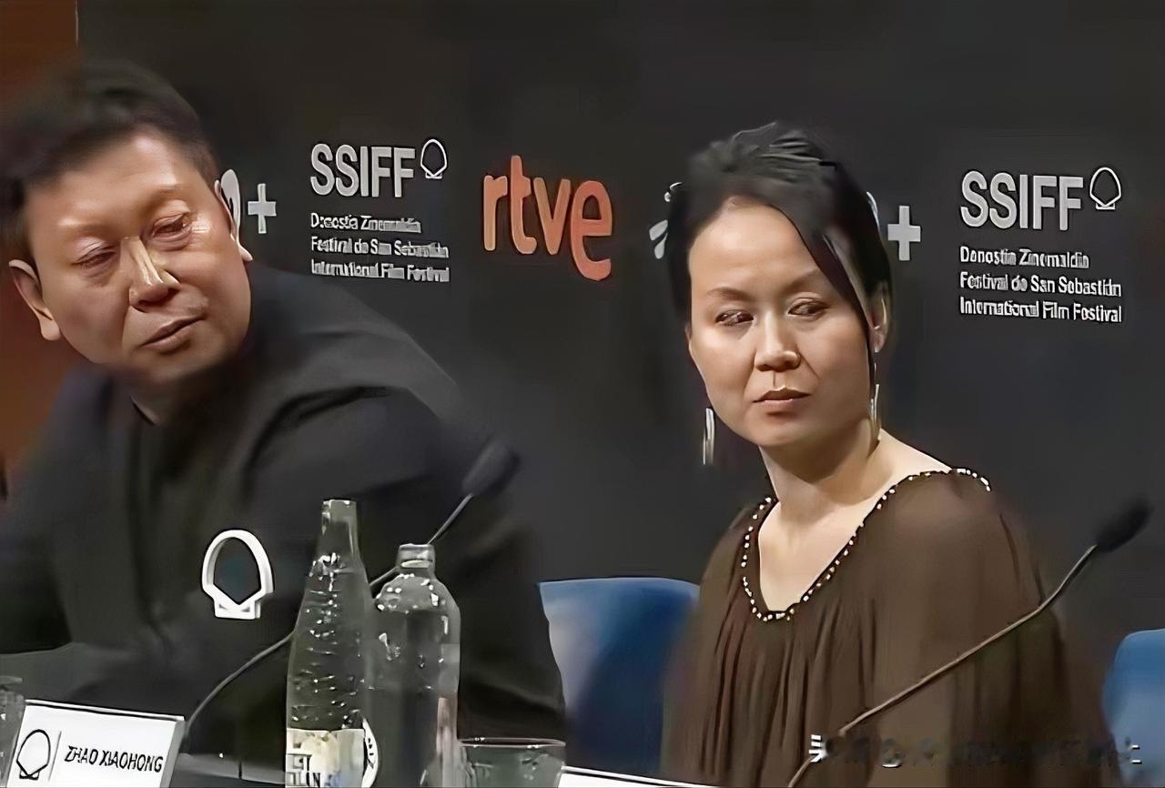 那个电影最恶心的地方：他们设计了孩子、孩子奶奶都原谅妈妈，主动接纳妈妈回归家庭的