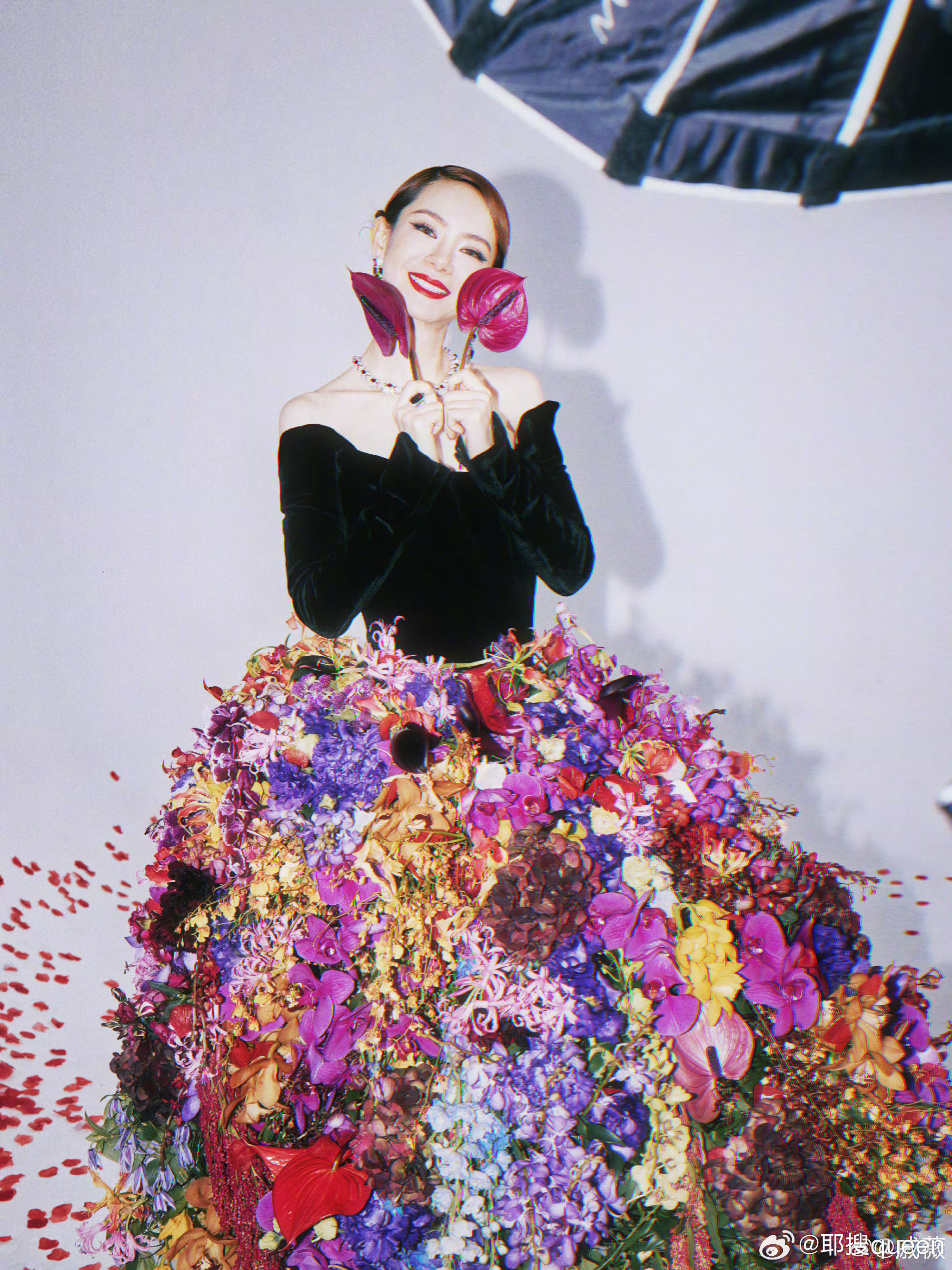 鲜花裙子太惊艳了！从戚薇这儿明白了什么叫做人比花娇！ ​​​