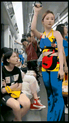 明目张胆地表达自己情绪的第一人！地铁上，一女子穿了一件奇奇怪怪的衣服，坐在一旁的