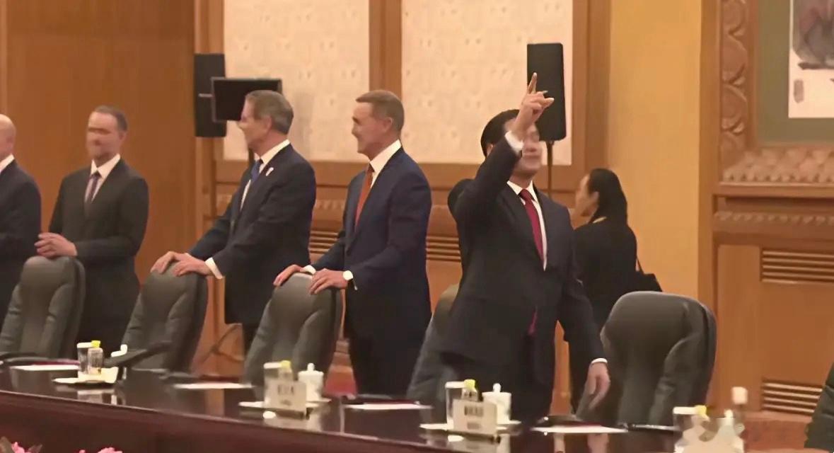 兄弟们，马斯克自拍的第一人称视角来了整个访问团，只有马斯克在玩手机，其他人都在环