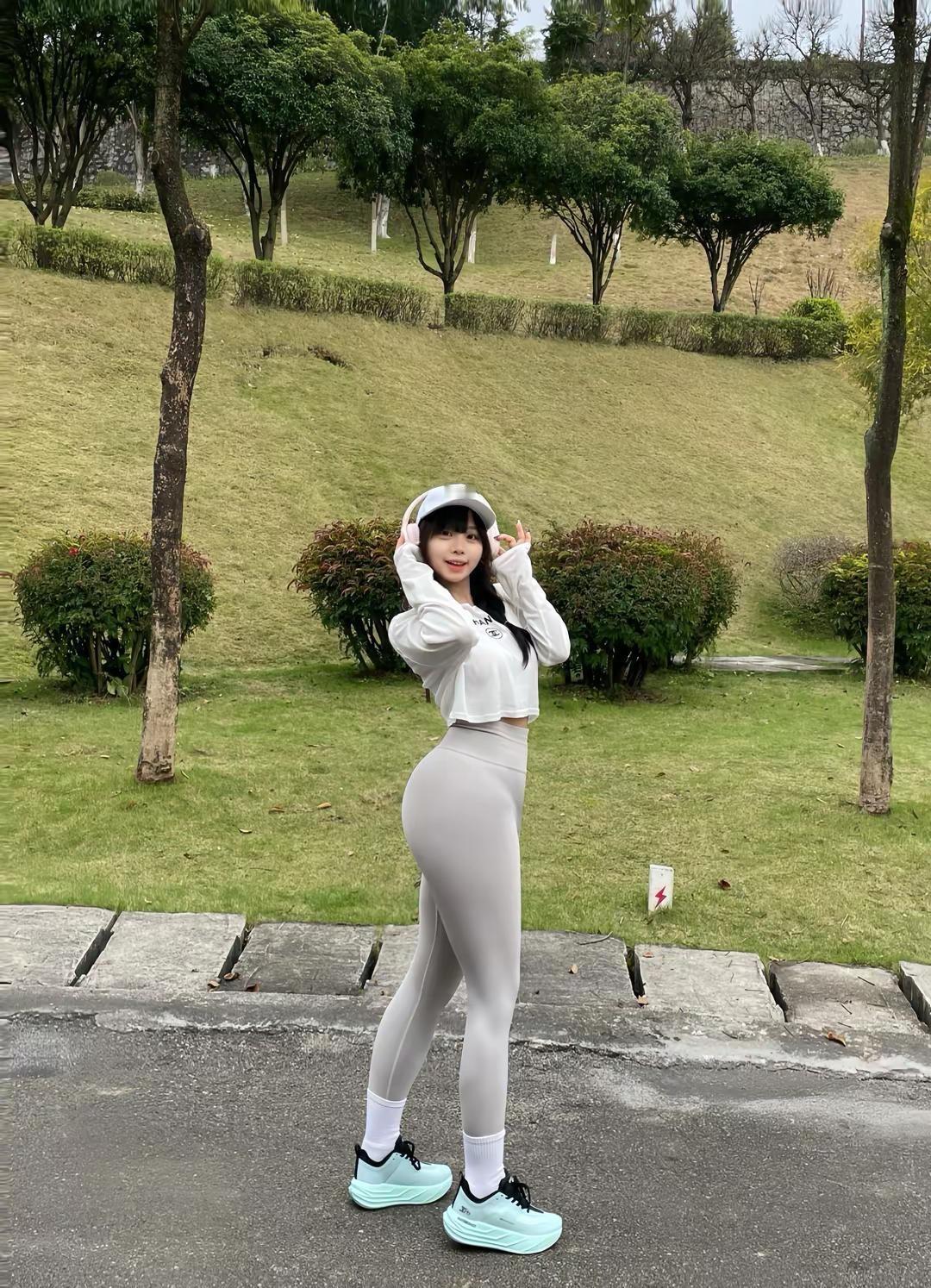 人的一生都在追求成为更好的自己。户外瑜伽裤穿搭 创作者中心 创作灵感 公园运动打