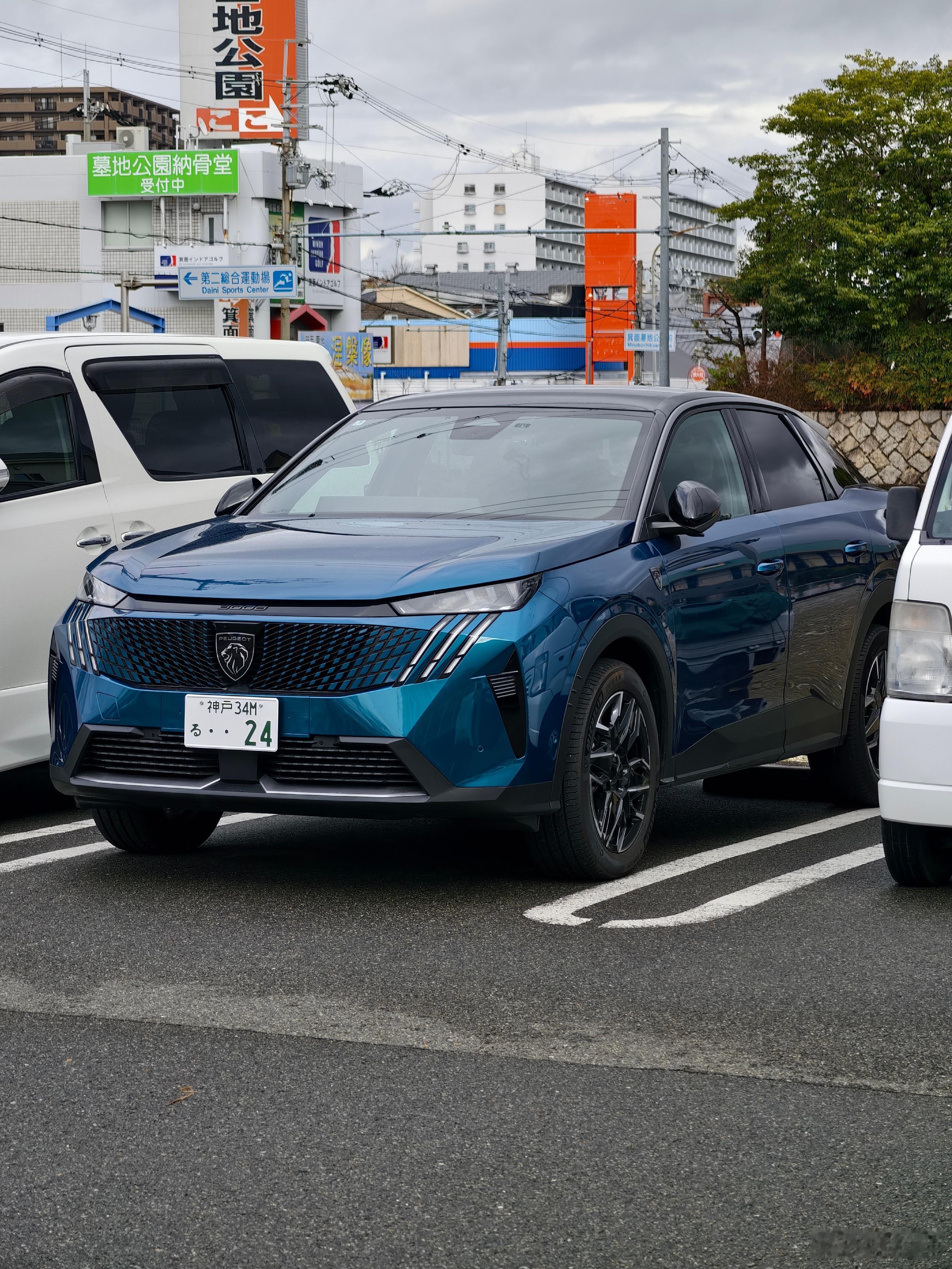 型车街拍偶遇新款标致3008，国内如果引进的的话，用的是斯特兰蒂斯中型车新平台。