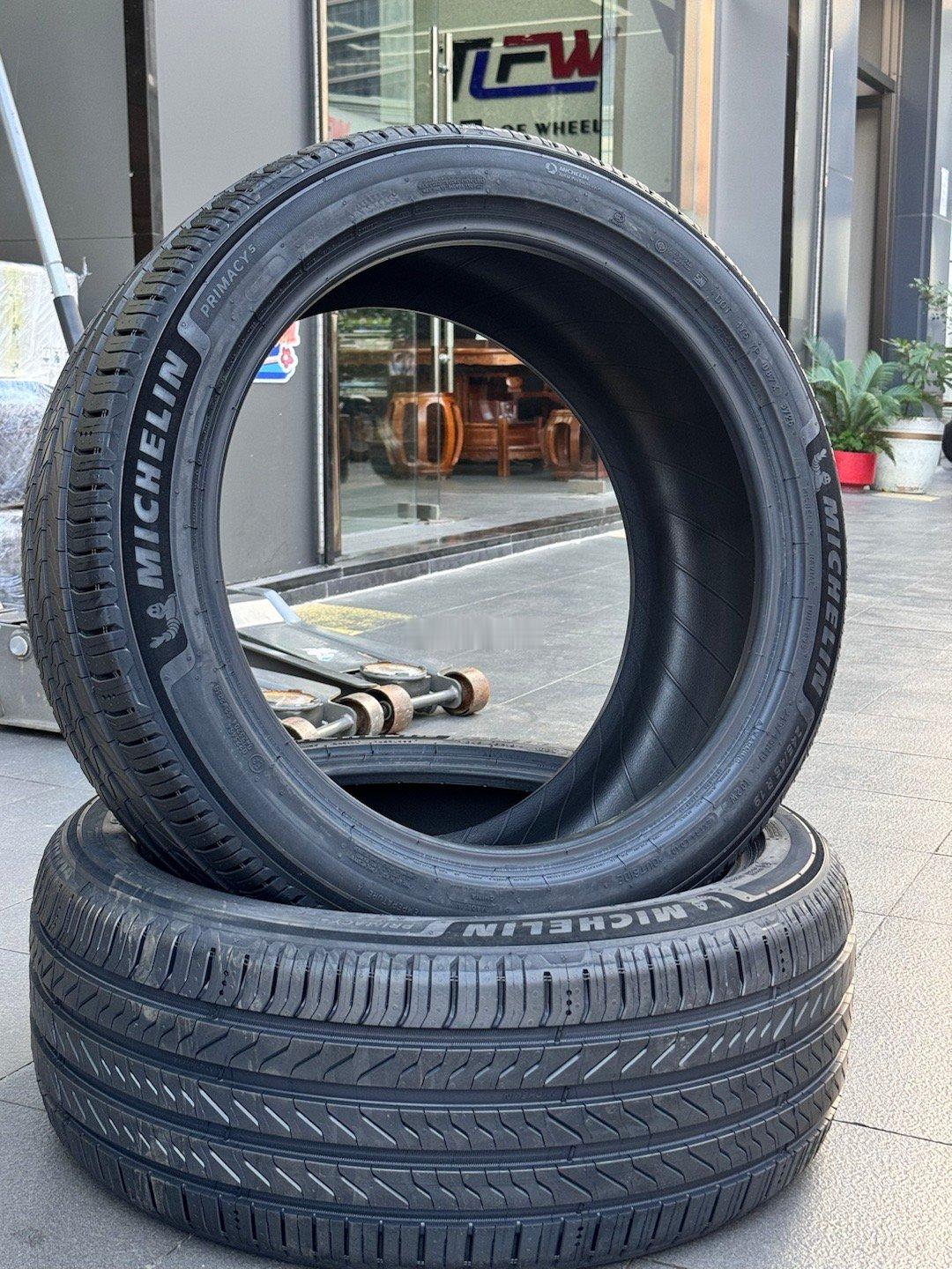 给大哥安排4️⃣条 全新正品行货 米其林 浩悦 5 ，胎边绒面点缀245.45.