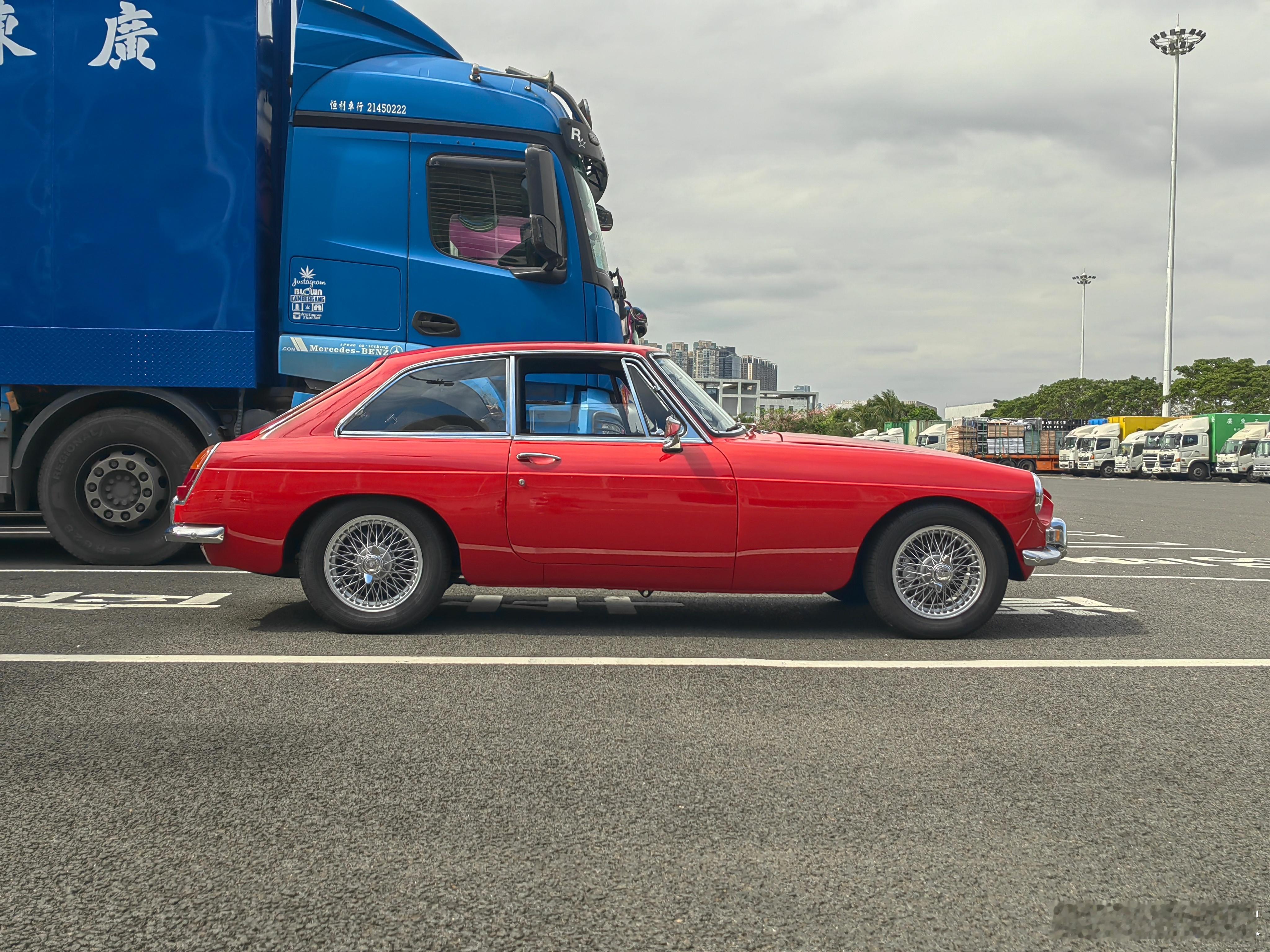 昨天我们的1967年 MGB GT，从香港经港珠澳大桥回深圳，开了大约200km