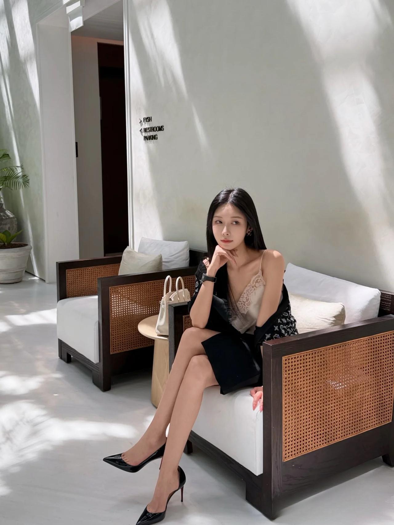 优雅黑裙，轻奢生活，黑白配，尽显时尚魅力。