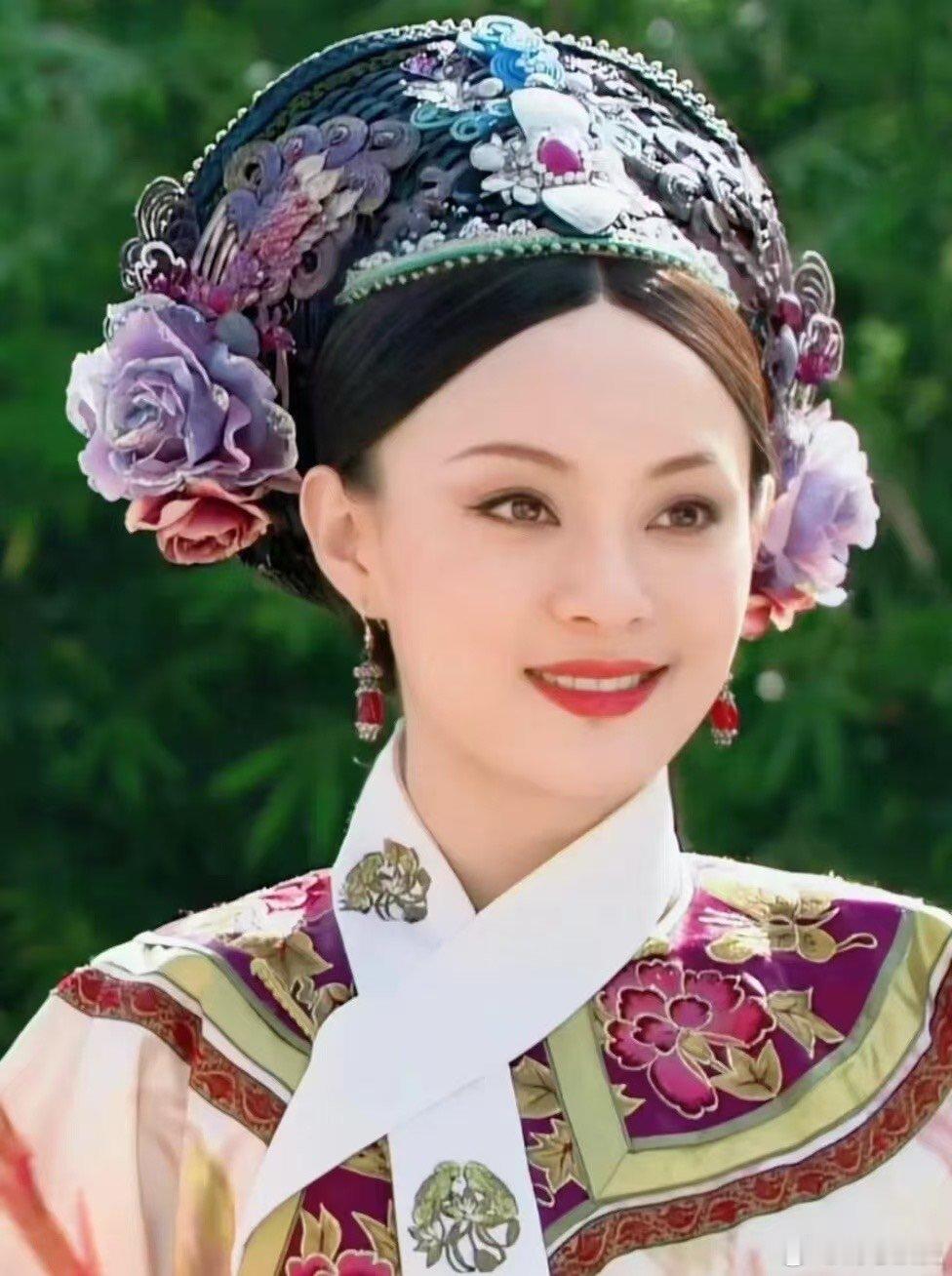 红是甄嬛严选的事业色 2025年了谁还没被熹妃回宫那一身红战袍震撼过呢 这抹红不