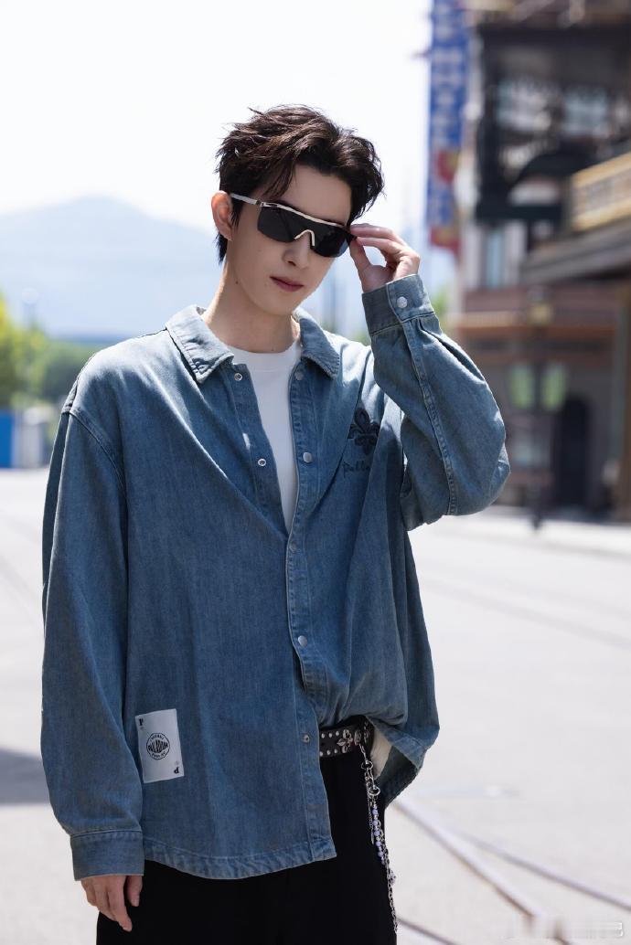 敖瑞鹏高级感十足 敖瑞鹏红毯亮相气场全开，从容姿态搭配优越外形，自带高定大秀氛围