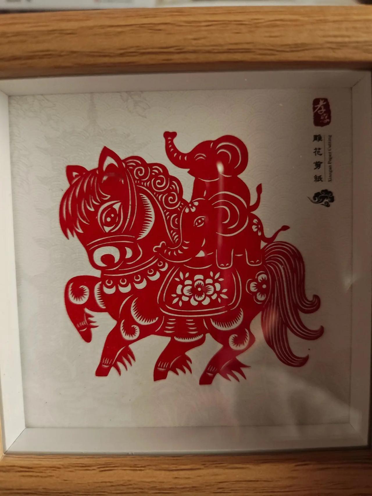 孝感剪纸是湖北特色民间艺术，以“雕花”技法闻名。艺人们运剪如笔，刀剪并用，刻绘出