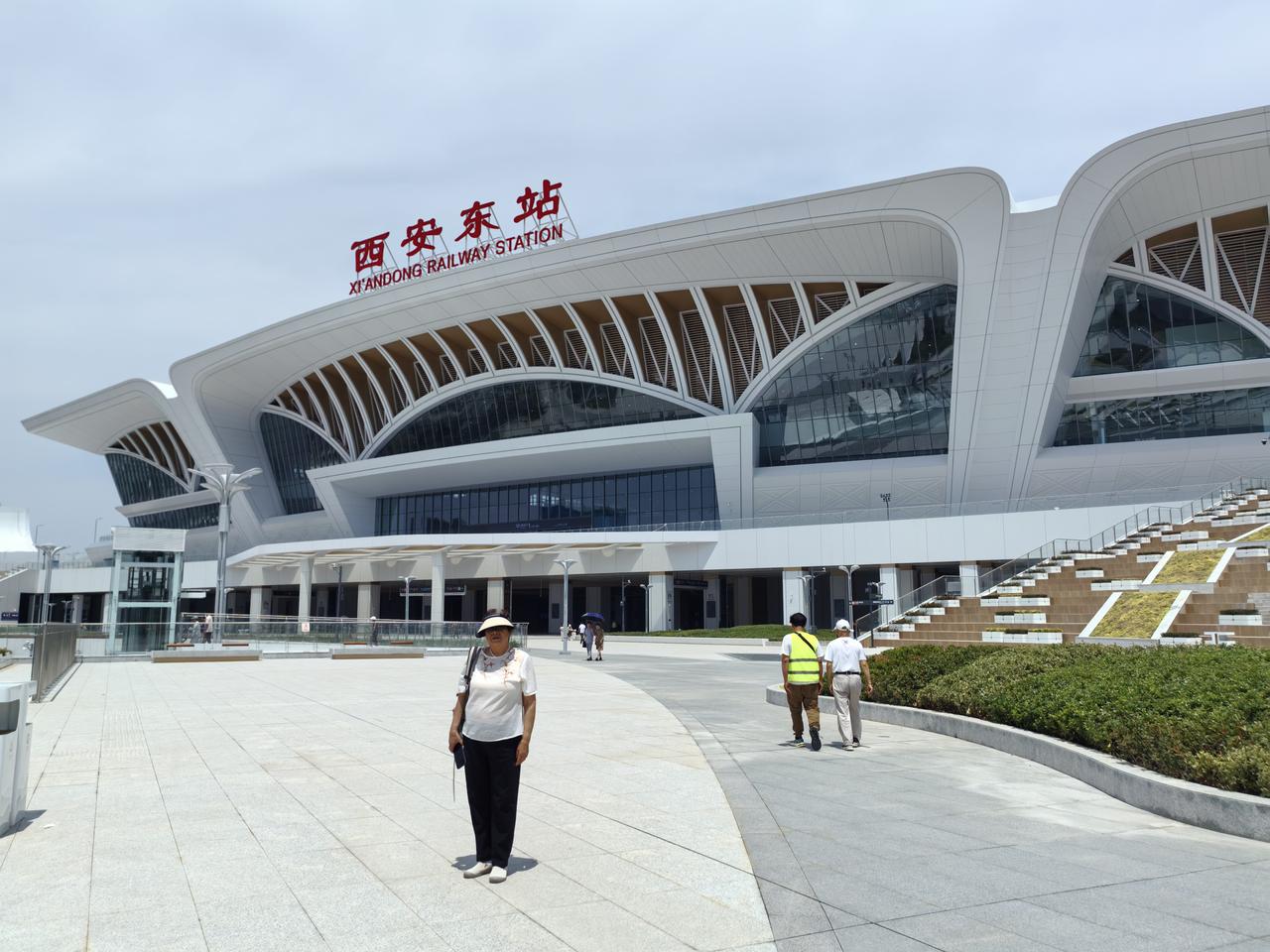【西安东站闪亮登场】西安东站位于灞桥区高铁东城，浐河东、白鹿原西，是西安“四主一