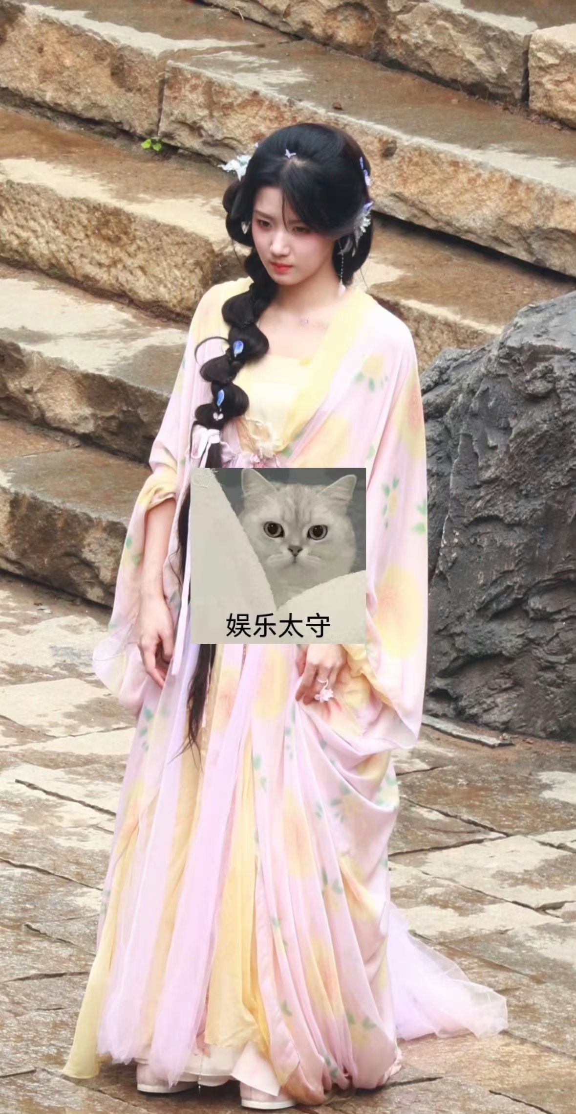 卢昱晓新剧服装脱离了滤镜简直不能看 ​​​