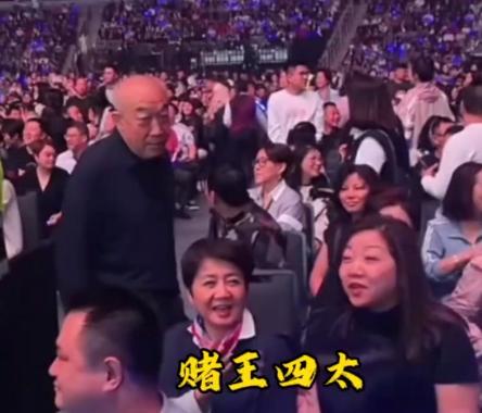 刀郎澳门演唱会现场气氛热烈，梁安琪的现身更是将这场音乐盛宴推向了高潮。她选择与普