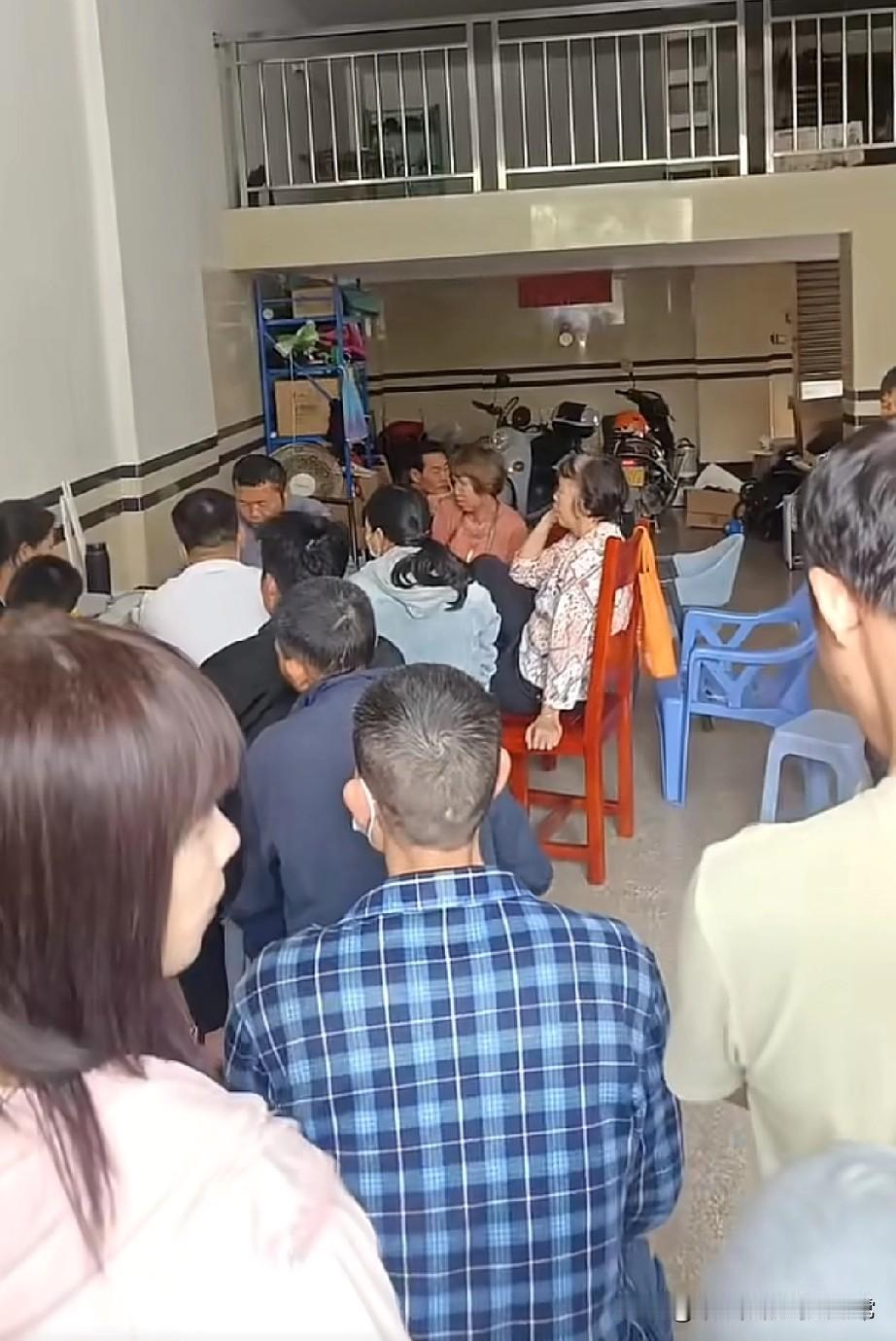 廉江这家私人诊所，老人们坐满楼道挤爆街！
刚路过廉江这家私人诊所，直接看傻了——