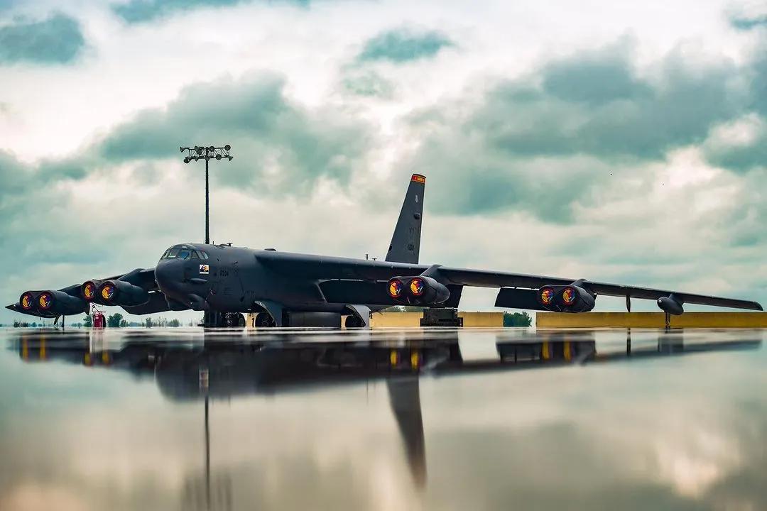 #航空美图# 2022年7月7日，北达科他州迈诺特空军基地，一架B-52H停在起
