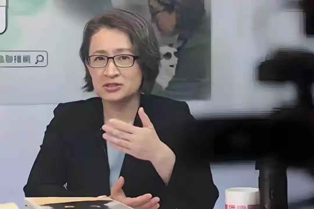 萧美琴兜兜转转，最终还是钻上了意大利那座常住人口不到700人的文托泰内岛。9月1