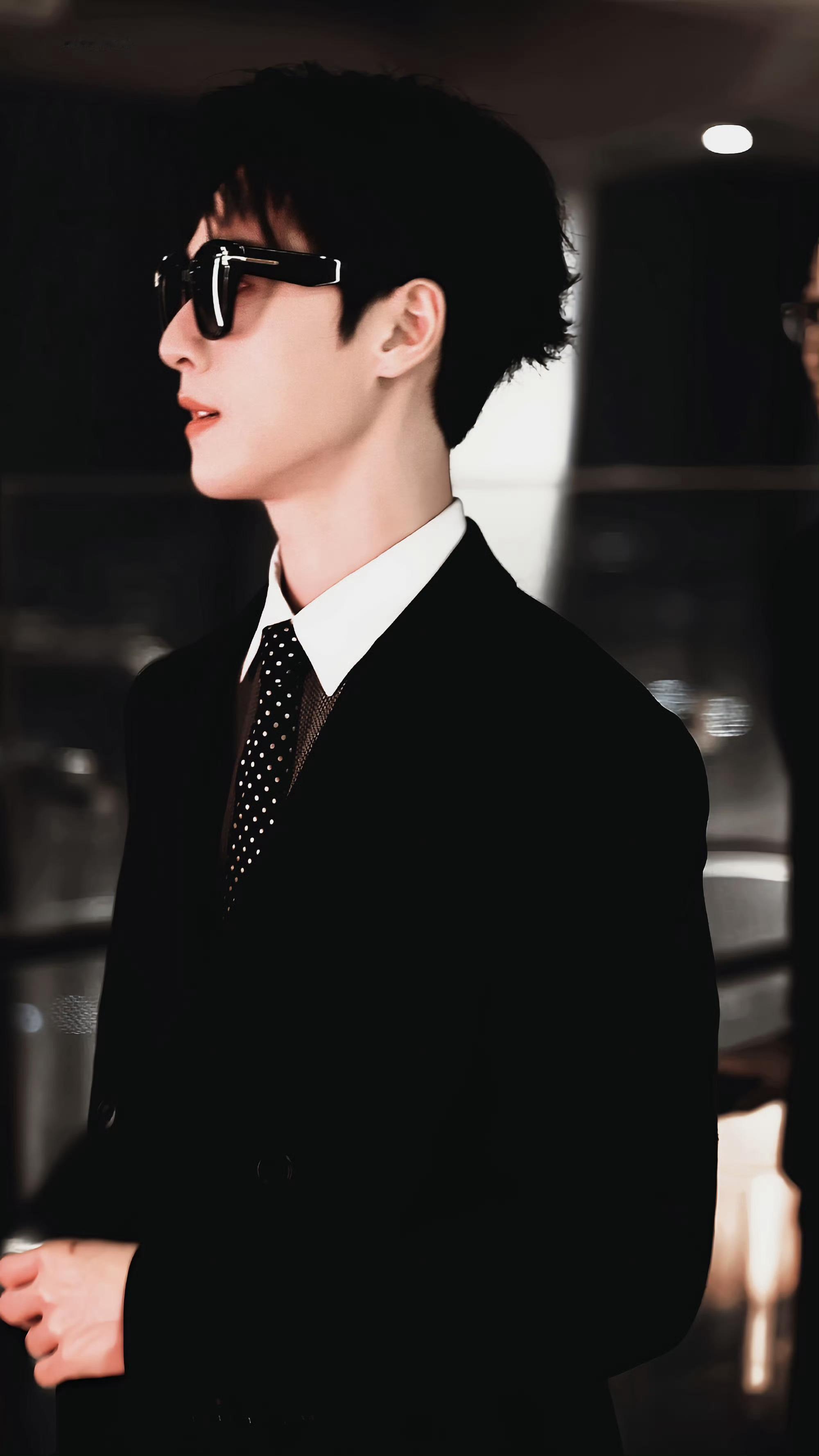 李昀锐 体态李昀锐 墨镜一戴，小林最帅😎 