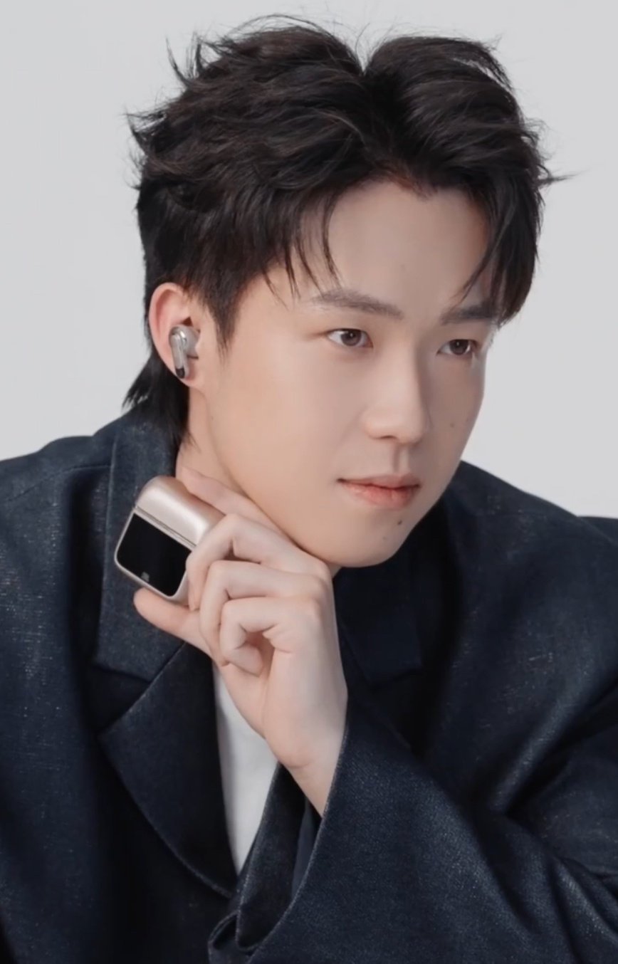 王楚钦把握生活的每一拍节奏让“声”活和热爱持续回响，恭喜王楚钦解锁新身份🎉！J