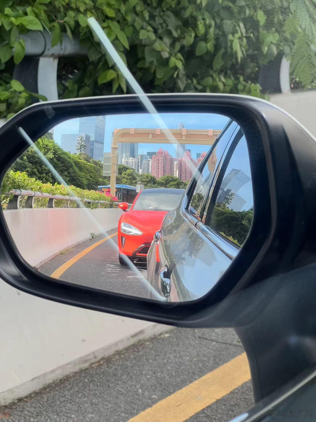 这两天见到路上跑着很多小米su7，而且都是橙色的，深圳这座城市的人果然都很敢为人