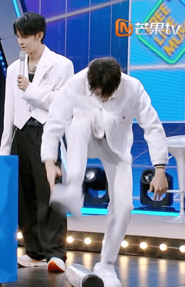 檀健次穿上红袜子了 踩踩踩小人 