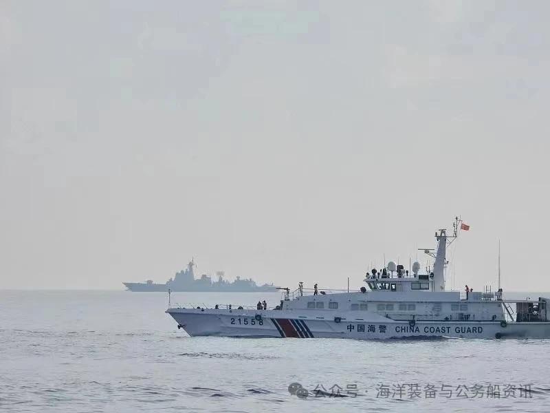 正在我黄岩岛海域巡逻的中国海警21558舰。

远处的舰影，是光线大气折射形成的