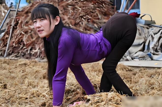 她自幼无法站立，只能靠爬行度日，24岁毅然选择嫁给46岁的单身汉。董明英这一步，