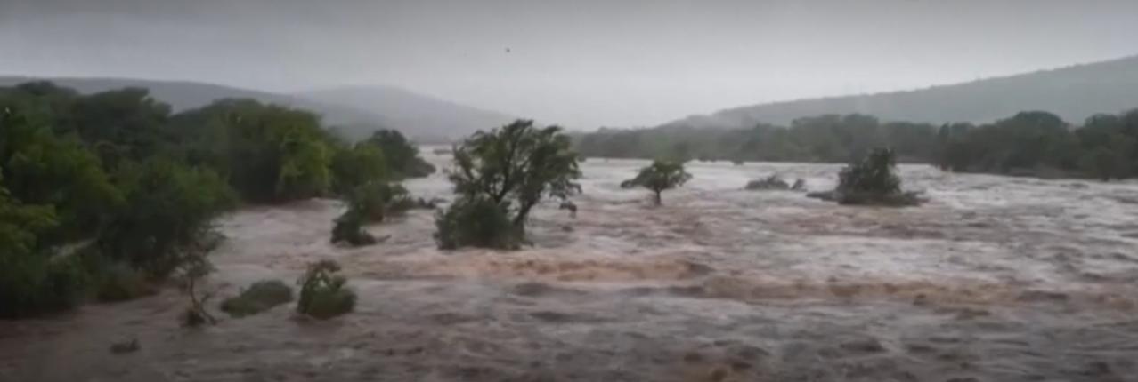 持续强降雨引发的洪灾席卷南非，大片城镇被浑浊的洪水吞噬，低矮民居浸泡在积水中，居